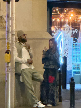 Malik Montana i Young Leosia przyłapani na mieście. Pogawędka z drinkiem na ulicy w Warszawie [ZDJĘCIA]