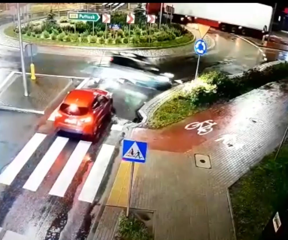 Wyszków. Nie trafił w żaden zjazd na rondzie, więc pojechał swoim! Po drodze niszczył wszystko [WIDEO]