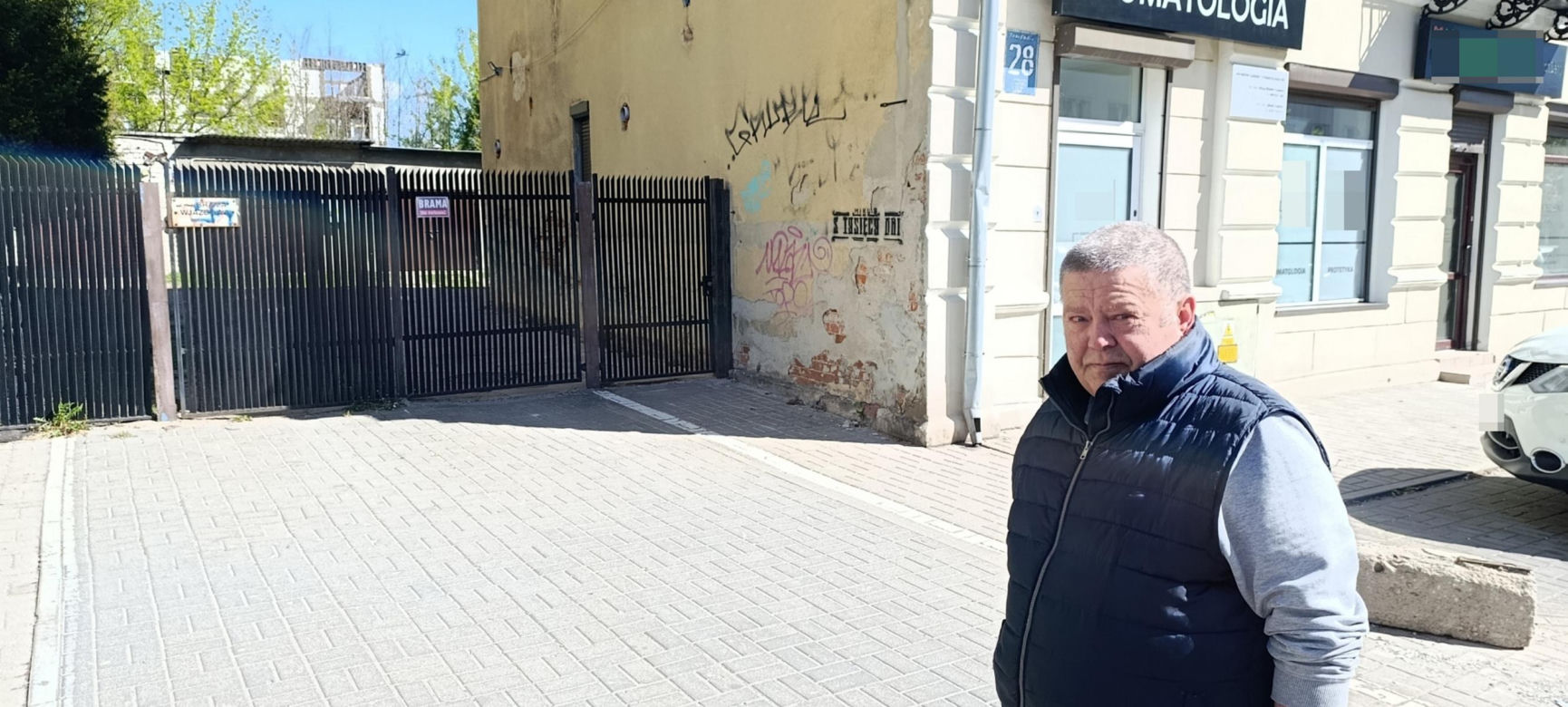Haniebne malodwidło latami szpeciło bramę. Interwencja dziennikarza "Super Expressu"