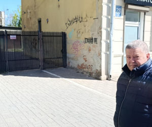 Haniebne malodwidło latami szpeciło bramę. Interwencja dziennikarza Super Expressu