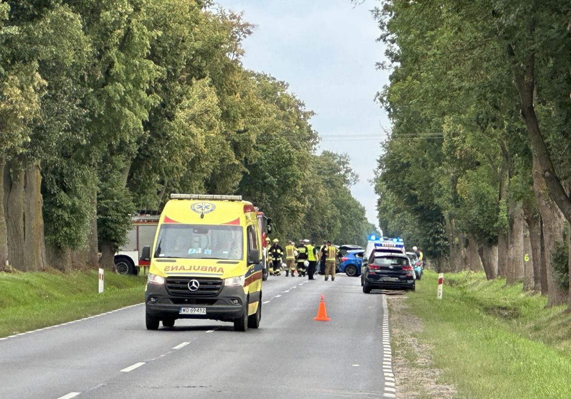 Roztrzaskali się na drodze po Pułtuskiem! Jest wielu rannych w tym małe dziecko