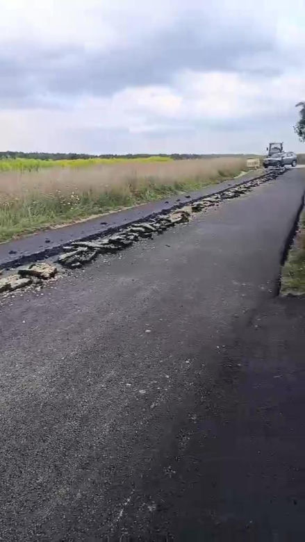 Rolnik zaorał świeży asfalt