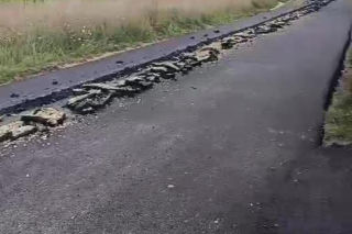 Rolnik zaorał świeży asfalt