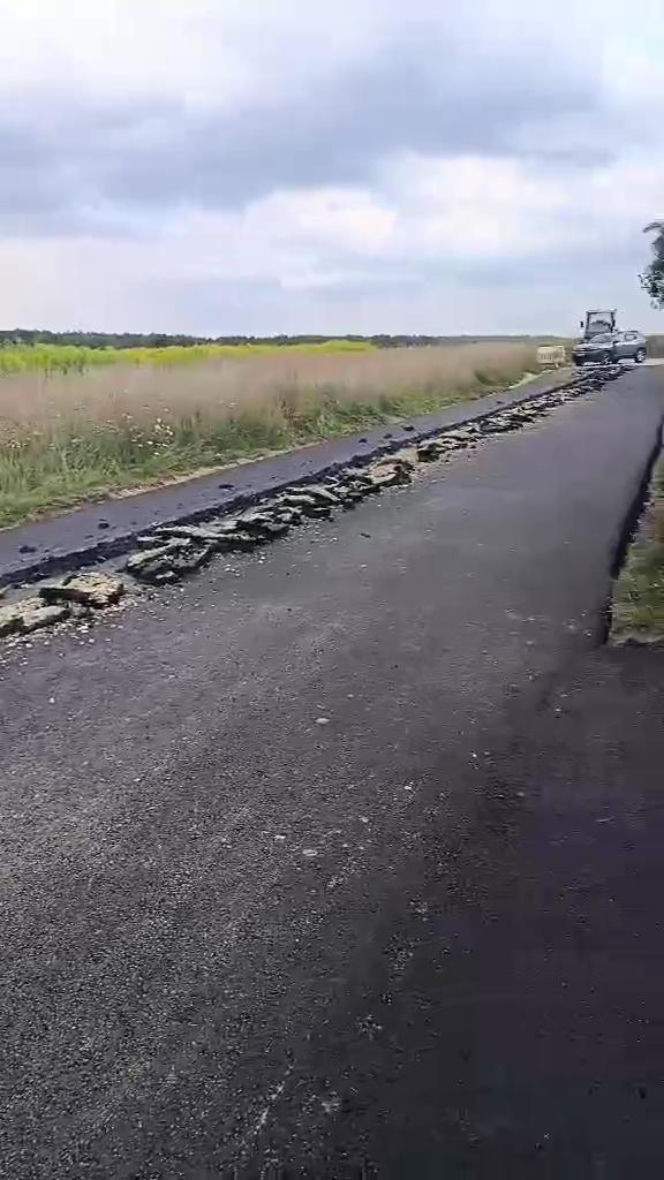 Rolnik zaorał świeży asfalt