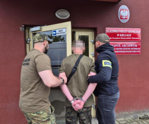 Skazany za serię oszustw cudzoziemiec przekazany ukraińskim służbom