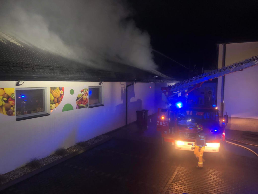 Nocny pożar marketu pod Kaliszem! W środku eksplodowały fajerwerki [ZDJĘCIA]