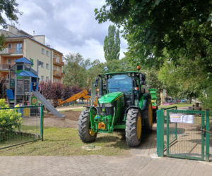 Tafla szkła rozbita w piaskownicy