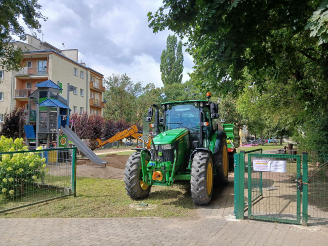 Tafla szkła rozbita w piaskownicy