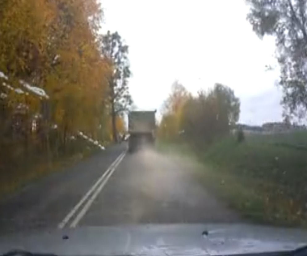 Kamienie sypały się na drogę pod Ostródą