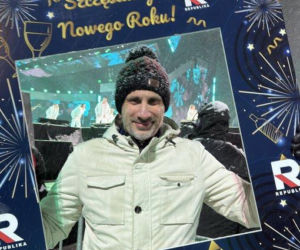 Poseł PiS na sylwestrze TV Republika. Janusz Kowalski balował w czaderskich okularach!