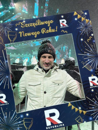 Poseł PiS na sylwestrze TV Republika. Janusz Kowalski balował w czaderskich okularach!