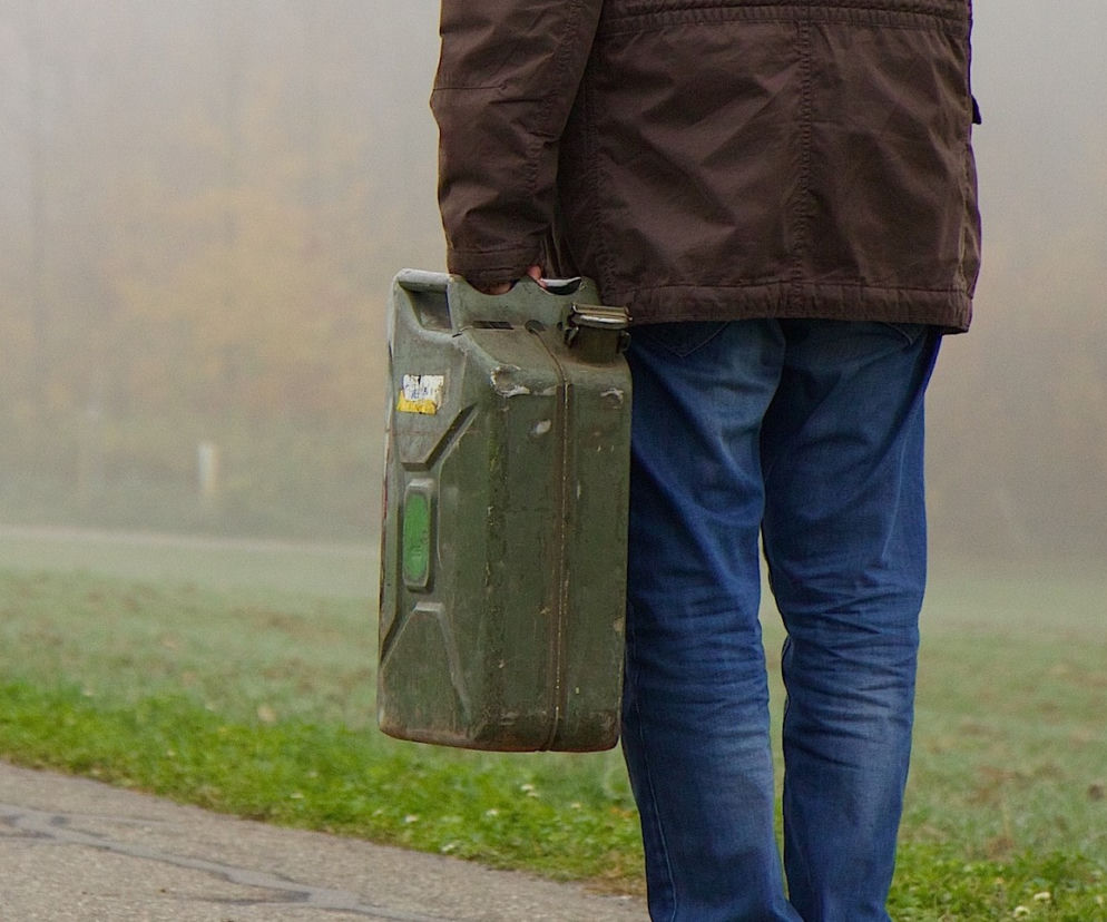 Groził żonie śmiercią. Rozlał benzynę i chciał podpalić dom!