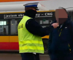 Pijany kierowca autobusu wsiadł za kółko i chciał odjechać. Zadziałały systemy bezpieczeństwa