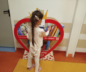 Biblioteczka z książkami dla małych pacjentów siedleckiego szpitala