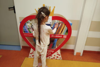Biblioteczka z książkami dla małych pacjentów siedleckiego szpitala