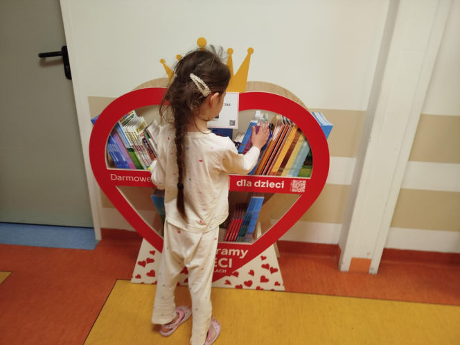 Biblioteczka z książkami dla małych pacjentów siedleckiego szpitala