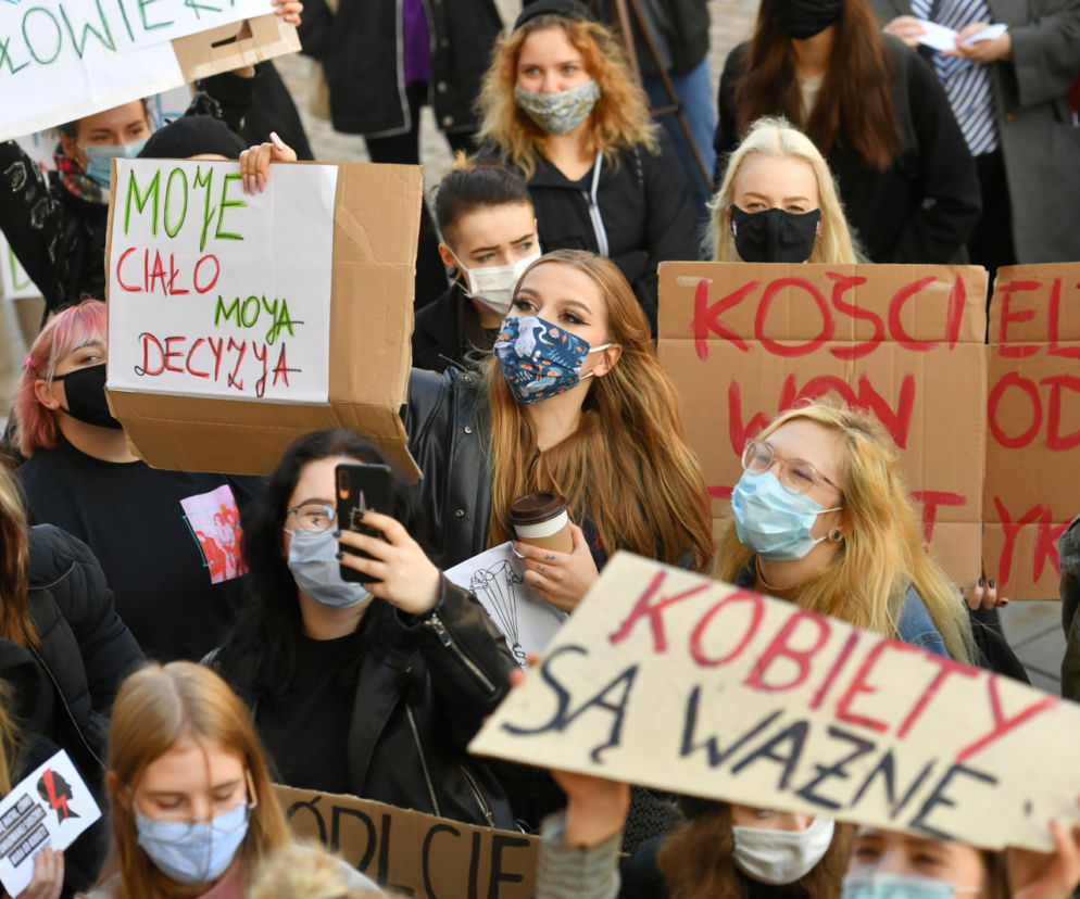 Strajk kobiet. Protesty w Koszalinie i regionie. Kilka osób zakłóciło mszę w katerze [WIDEO]