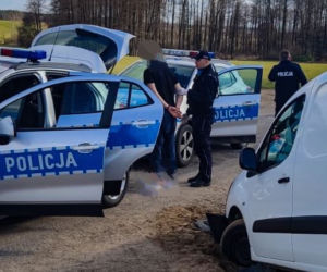 Białystok. Na podwórko wjechał samochód. Auto wpadło do rowu