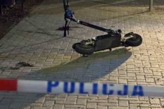 Nastolatek uderzył hulajnogą w znak drogowych. Helikopter zabrał go do szpitala