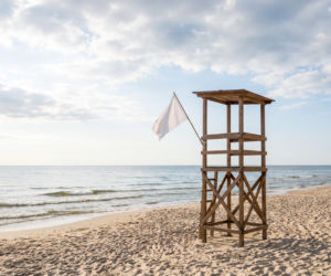 Sinice Jastrzębia Góra. Czy w Jastrzębiej Górze można się kąpać 16.07? Flaga, warunki pogodowe