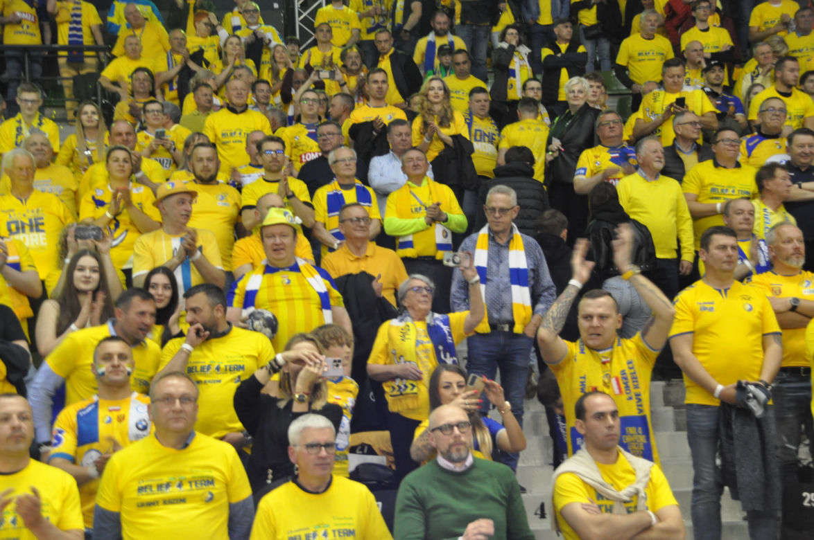 Barlinek Industria Kielce - Telekom Veszprem. Kibice zrobili "żółto-niebieski kocioł" w Hali Legionów