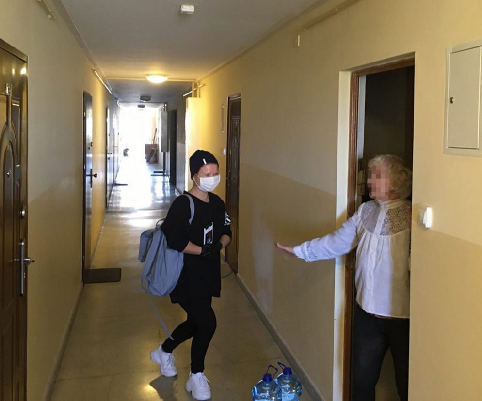 Marta Manowska wozi obiady seniorom