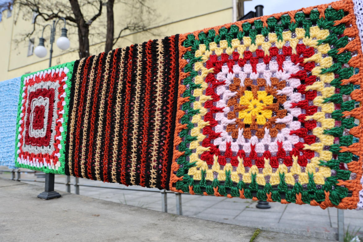 Kolorowe instalacje opanowały Lublin. Tak „Otulanie włóczką” świętuje swoje 10. urodziny!