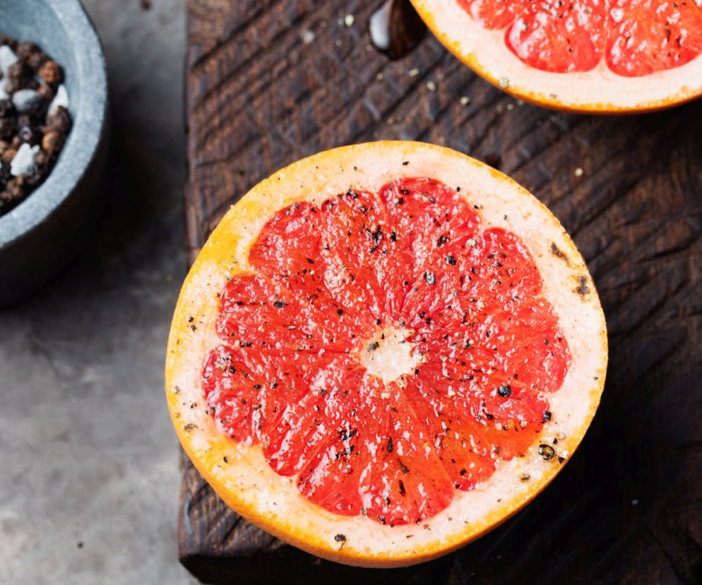 Przepisy na grilla: grapefruit z rusztu [jak grillować owoce]