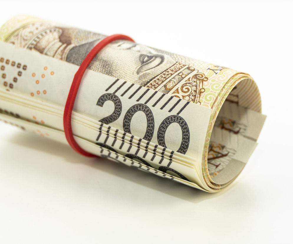 plik banknotów znaleziony na parkingu