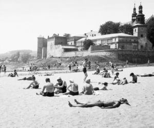 Plażowicze podczas wypoczynku nad Wisłą. W tle widoczny kościół św. Augustyna i św. Jana Chrzciciela oraz klasztor sióstr Norbertynek. Kraków 1931.
