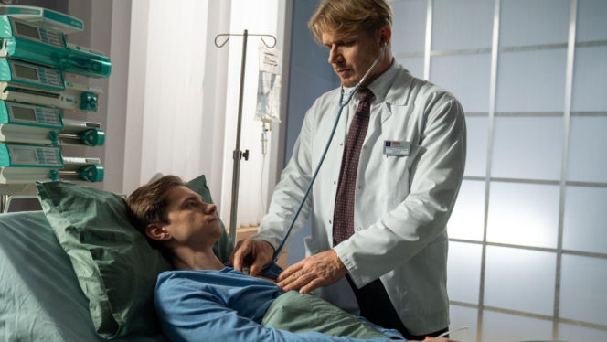 Na dobre i na złe odc. 979. Maks Beger (Tomasz Ciachorowski), haker Drago (Piotr Gadomski)