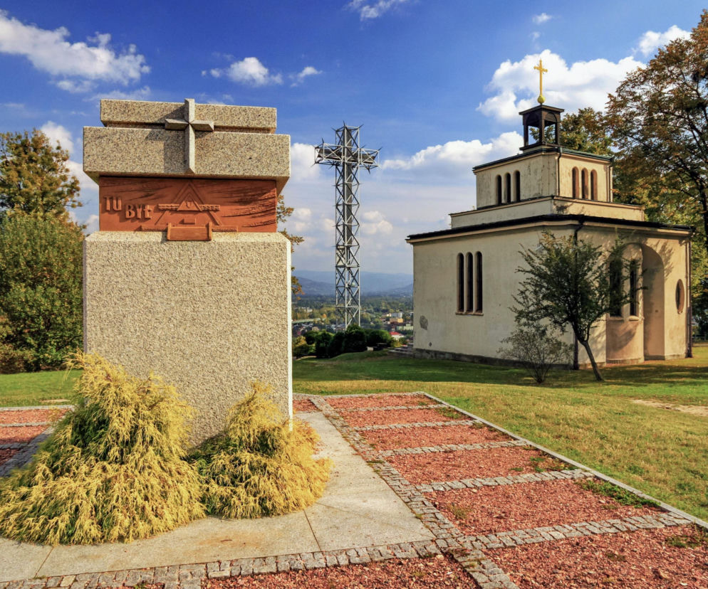Pomnik, wysoki metalowy krzyż oraz kaplica na wzgórzu w Skoczowie. O historii miasta przeczytasz na Eska Śląskie.