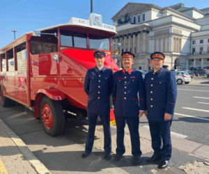 Najstarszy autobus w Warszawie wrócił na ulice. Ma prawie 90 lat! [ZDJĘCIA]