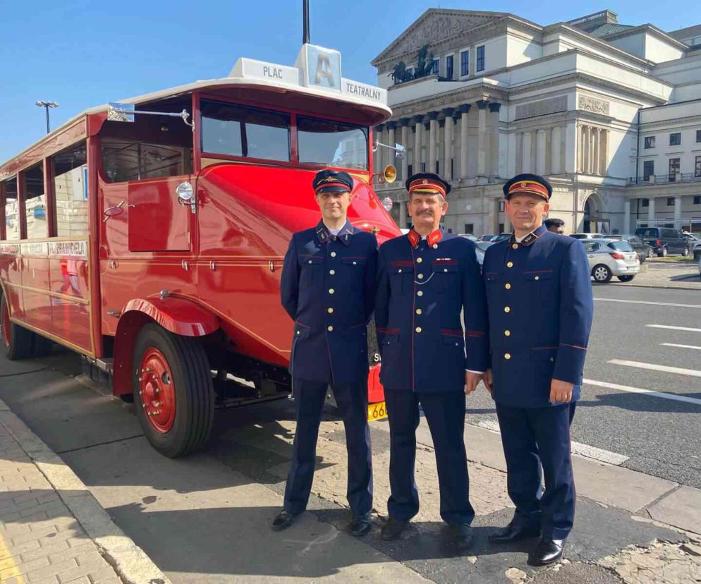 Najstarszy autobus w Warszawie wrócił na ulice. Ma prawie 90 lat! [ZDJĘCIA]