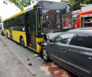 Czołowe zderzenie osobówki z autobusem miejskim
