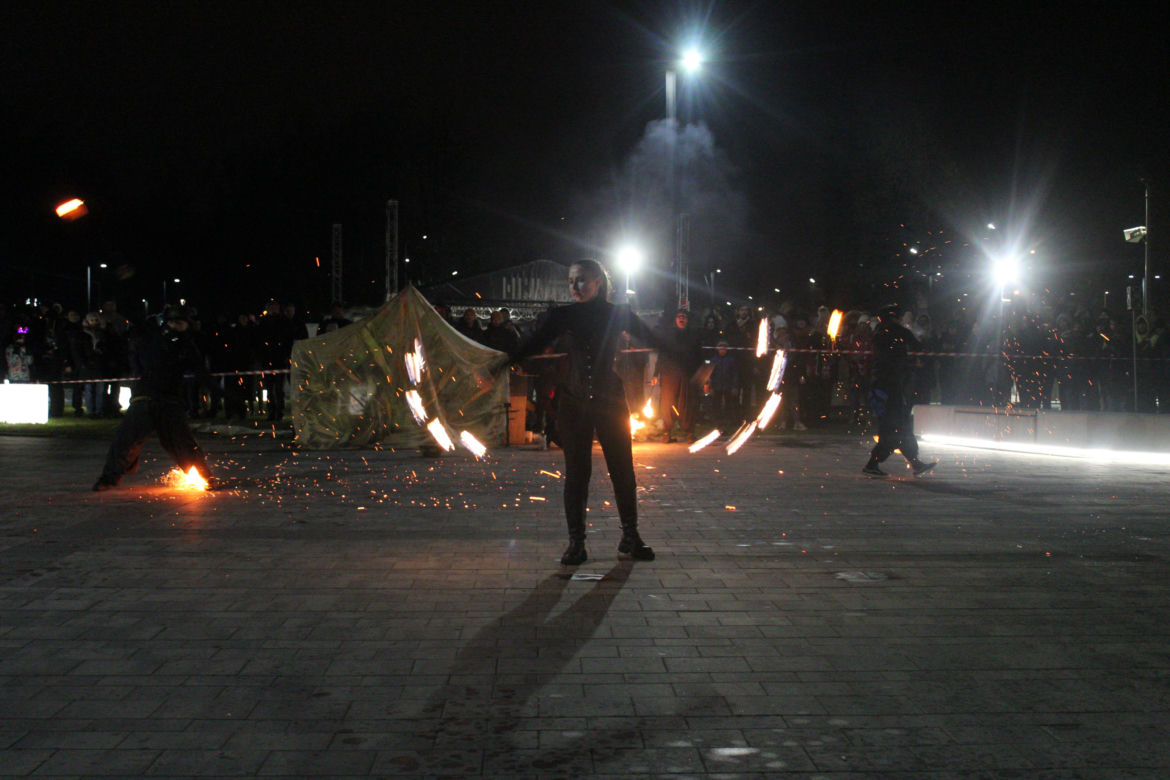 WOŚP 2023 w Krakowie: Fire Show w Nowej Hucie w wykonaniu grupy Spontan Fire