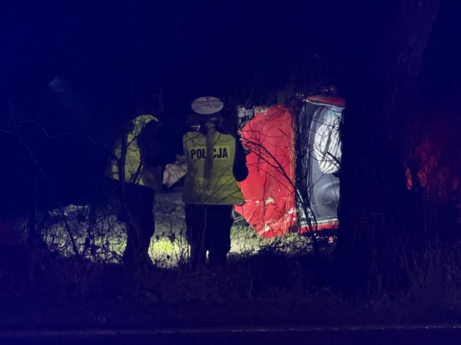 Makabryczne dachowanie auta na Mazowszu. 41-latek zginął uwięziony w blaszanej pułapce