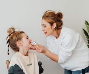 Jak rozmawiać z córką o pierwszej miesiączce? Te wskazówki pomogą uniknąć wstydu i lęku