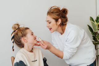 Jak rozmawiać z córką o pierwszej miesiączce? Te wskazówki pomogą uniknąć wstydu i lęku