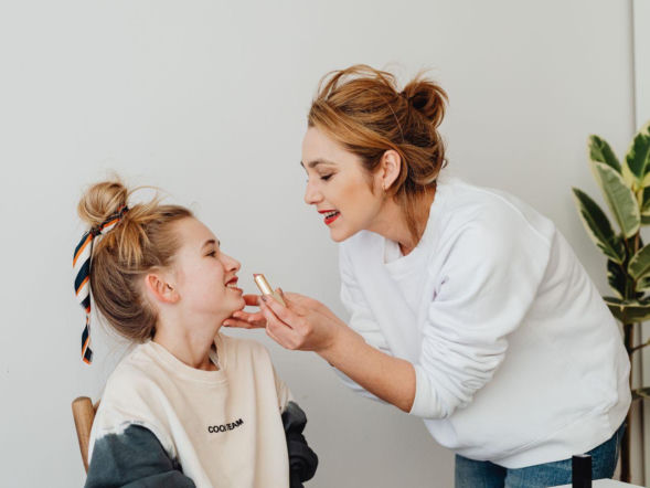 Jak rozmawiać z córką o pierwszej miesiączce? Te wskazówki pomogą uniknąć wstydu i lęku