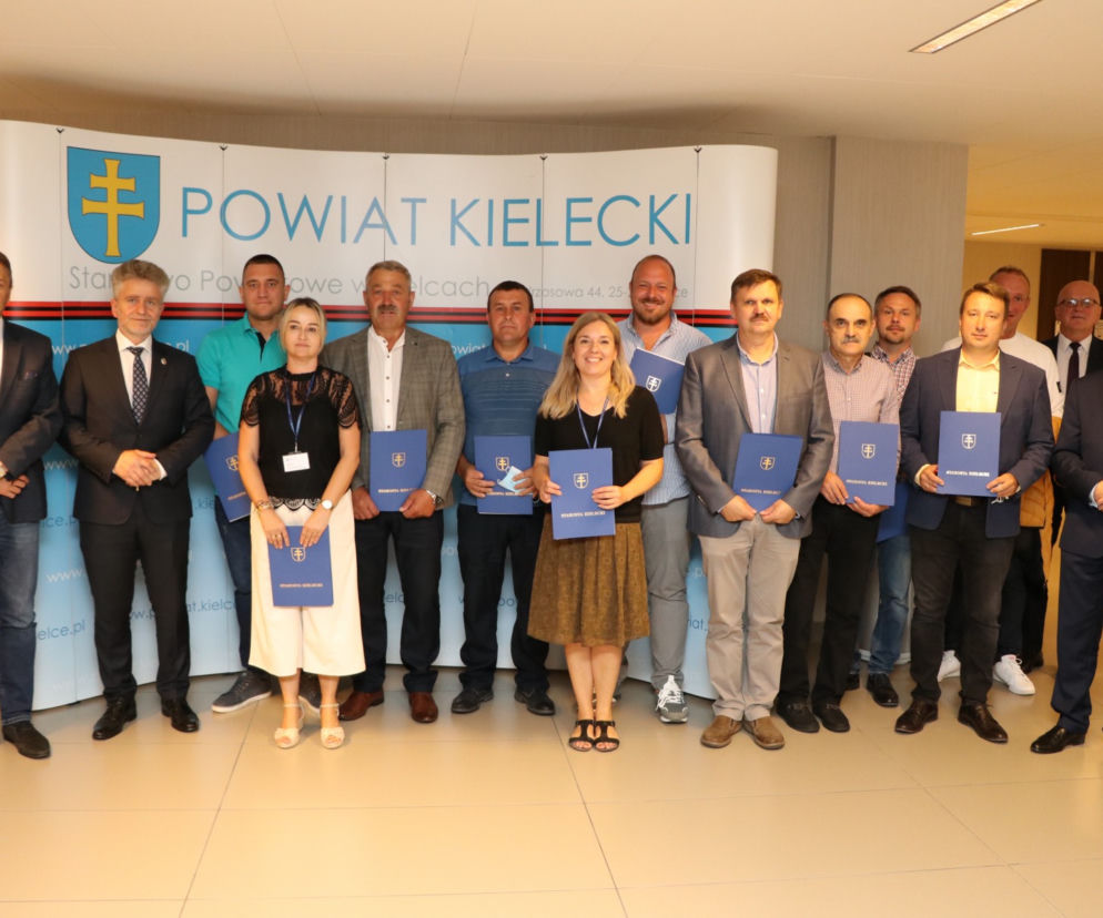 Podpisanie umów w Starostwie Powiatowym w Kielcach