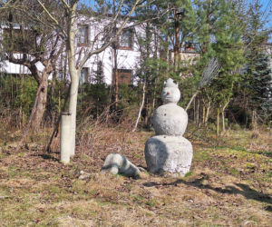 Surrealistyczne rzeźby zdobią ogród. Budzą niepokój i ciekawość