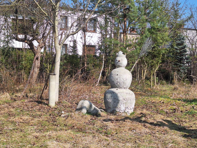 Surrealistyczne rzeźby zdobią ogród. Budzą niepokój i ciekawość