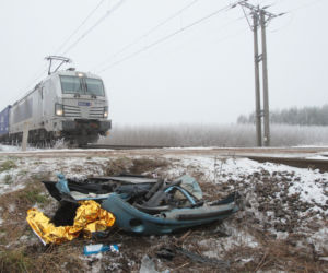 Pociąg zmiażdżył ciężarną Angelikę i małą Amelkę. Dopiero po tragedii wycięli chaszcze przy torach