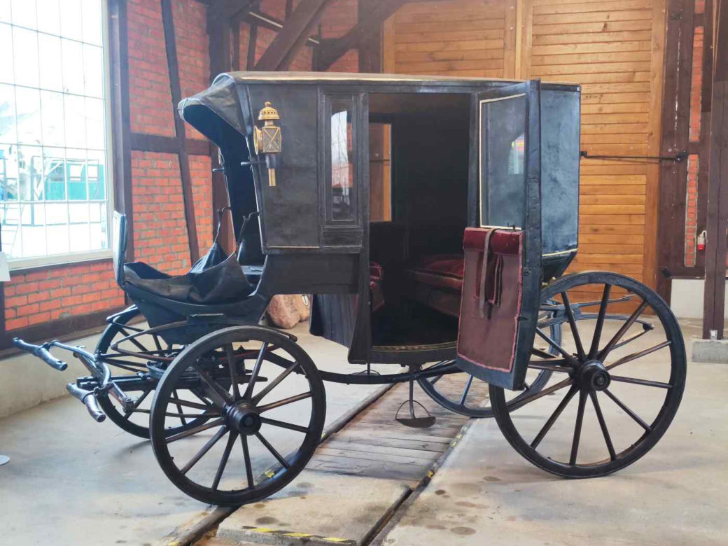 Zabytkowa kareta powróciła do muzeum. To obiekt unikatowy w skali całego kraju [ZDJĘCIA]
