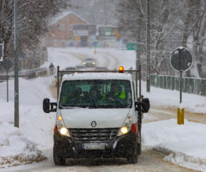 Ostróda w centrum śnieżycy. Burmistrz nocą ratował ludzi. Kierowcy nocowali w urzędzie