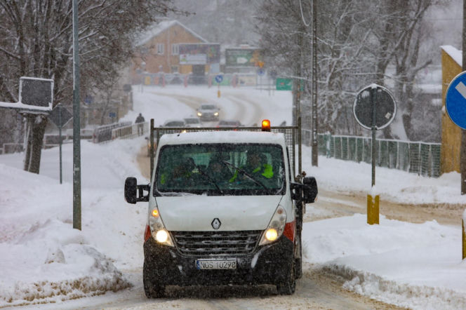 Ostróda w centrum śnieżycy. Burmistrz nocą ratował ludzi. Kierowcy nocowali w urzędzie