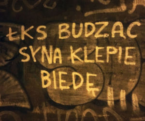 Widzew nosi czapkę z dupki od chleba, a ŁKS je komary... Derby Łodzi na murach