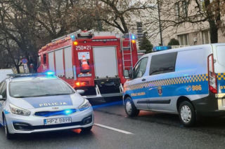 Chciał zabić się pod domem Kaczyńskiego?! Chodził po krańcu dachu. Dramatyczne sceny na Żoliborzu 