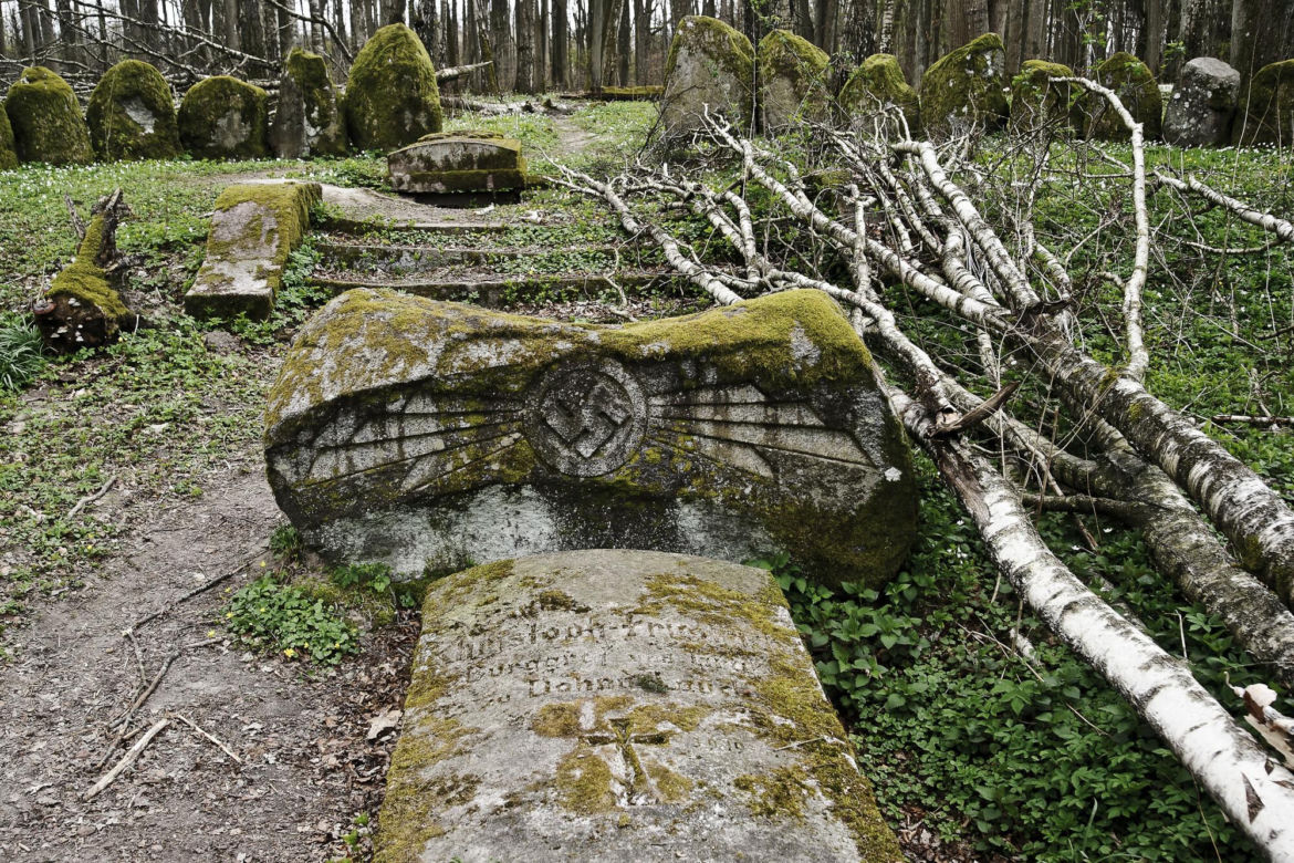   Pseudomegalityczny cmentarz Dohnów na Mazurach [GALERIA]